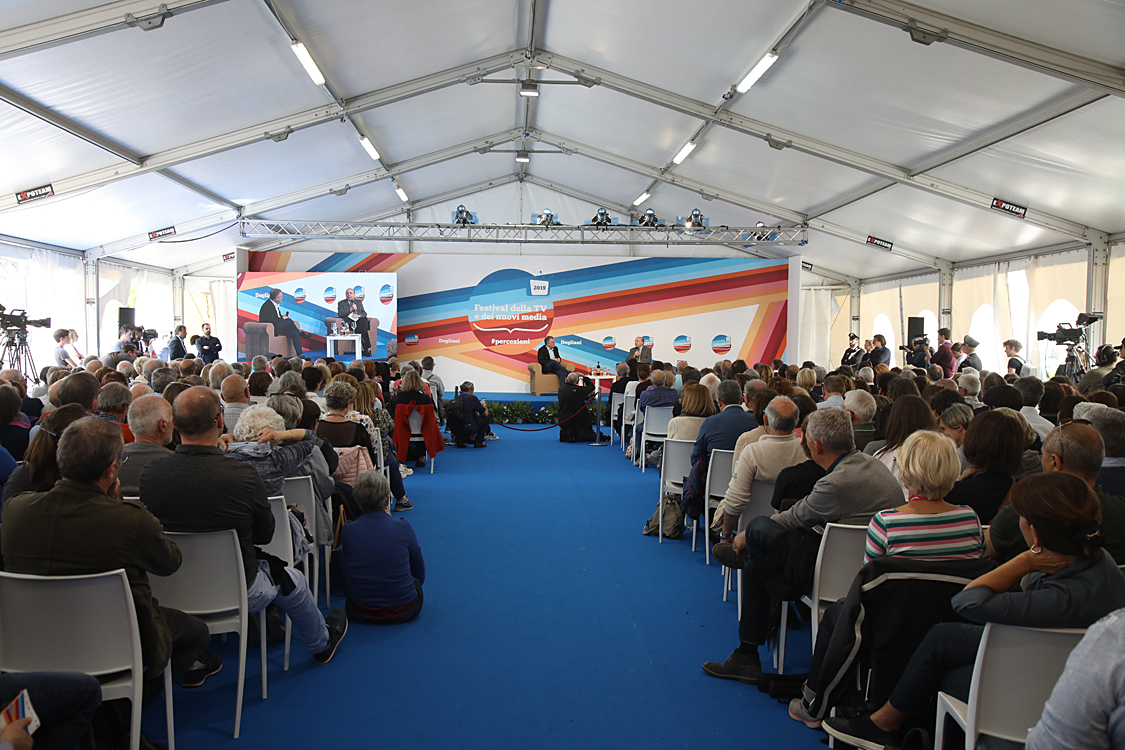 Festival della TV e dei Nuovi Media 2019_295.jpg - La percezione della legalità e dei diritti Tempi della giustizia e certezza della pena, burocrazia ossessiva, corruzione diffusa, criminalità che sembra controllare intere aree del Paese.  Legalità e diritti sono percepiti solo come concetti astratti ? Repressione e propaganda sono le uniche risposte possibili? Lirio Abbate e Gustavo Zagrebelsky.